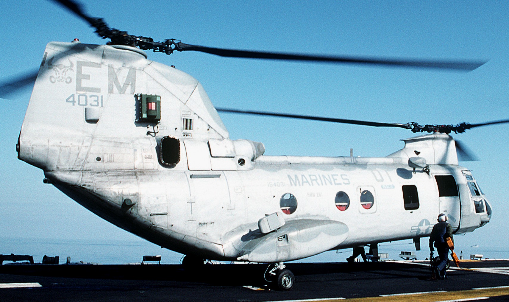 hmm-261 raging bulls ch-46e sea knight marine medium helicopter squadron usmc lph-9 uss guam 81