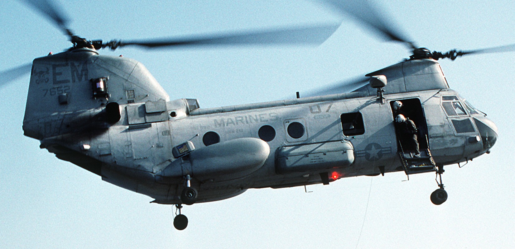 hmm-261 raging bulls ch-46e sea knight marine medium helicopter squadron usmc 82