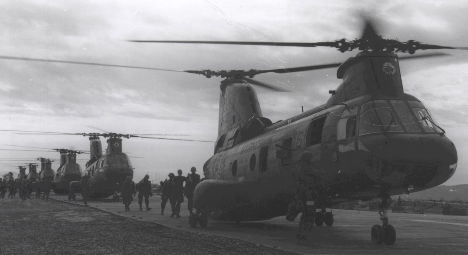 hmm-263 thunder chickens ch-46a sea knight marine medium helicopter squadron usmc vietnam war 02