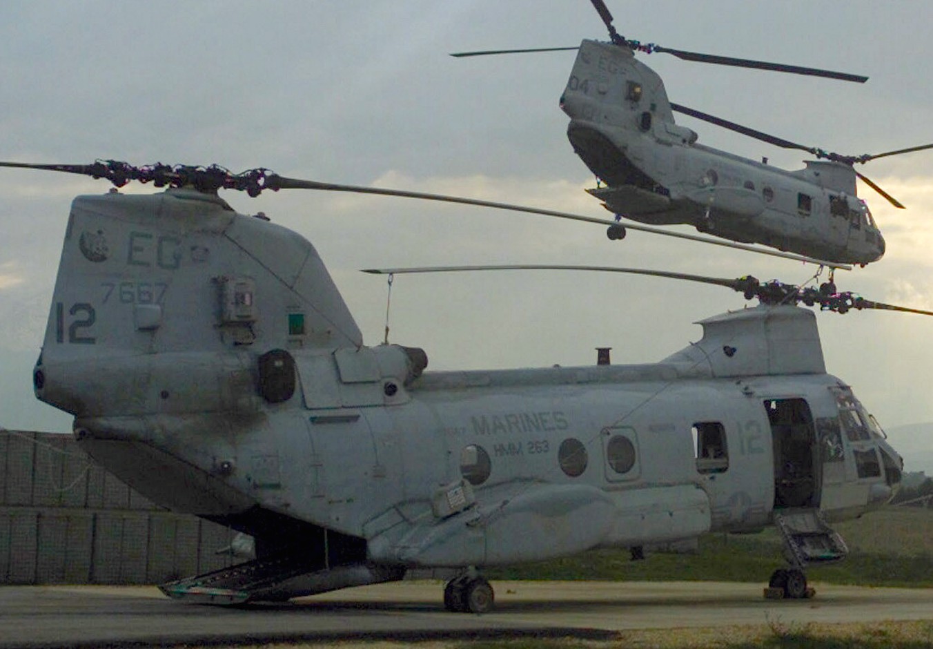 hmm-263 thunder chickens ch-46e sea knight marine medium helicopter squadron operation dynamic response kosovo 06