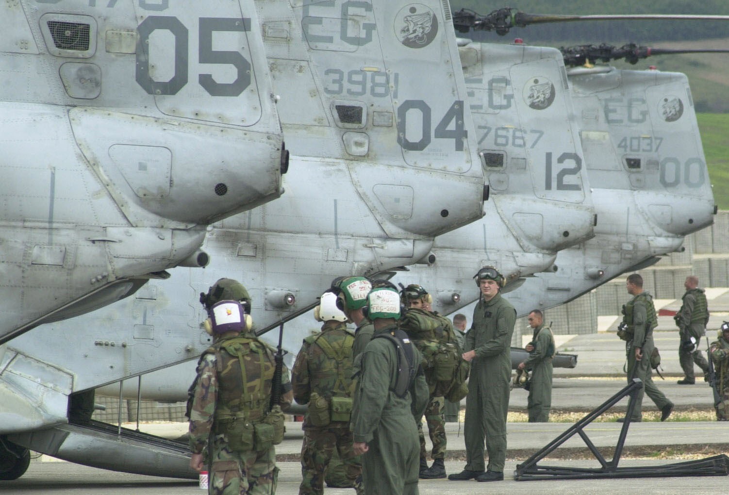 hmm-263 thunder chickens ch-46e sea knight marine medium helicopter squadron dynamic response kosovo 2002