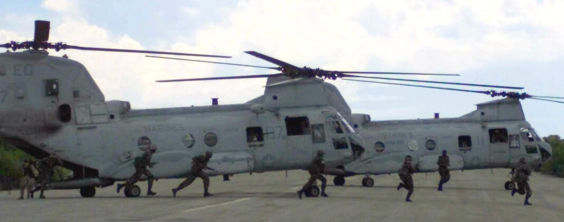 hmm-263 thunder chickens ch-46e sea knight marine medium helicopter squadron usmc kenya 10