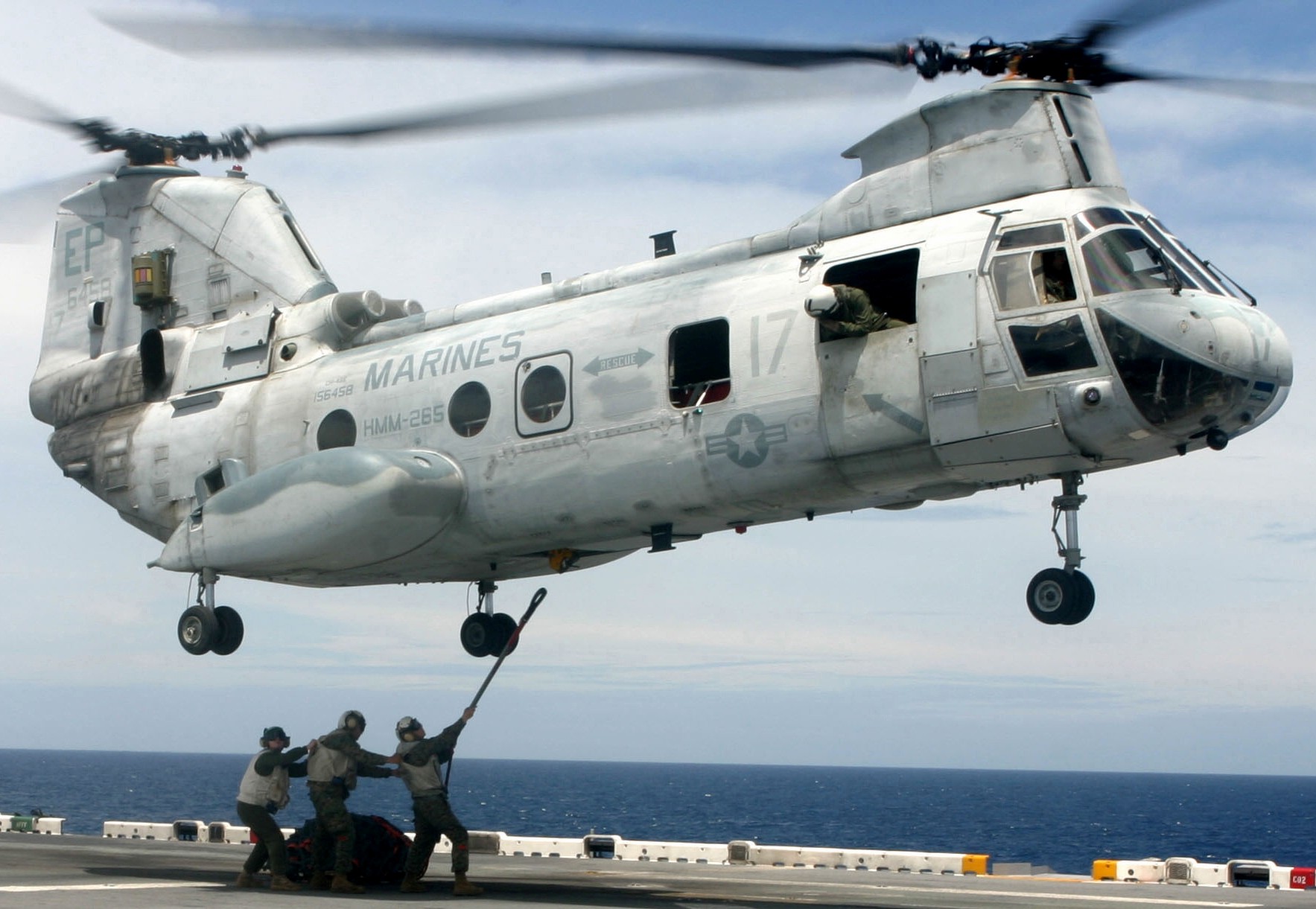 hmm-265 dragons ch-46e sea knight marine medium helicopter squadron usmc lhd-2 uss essex 23