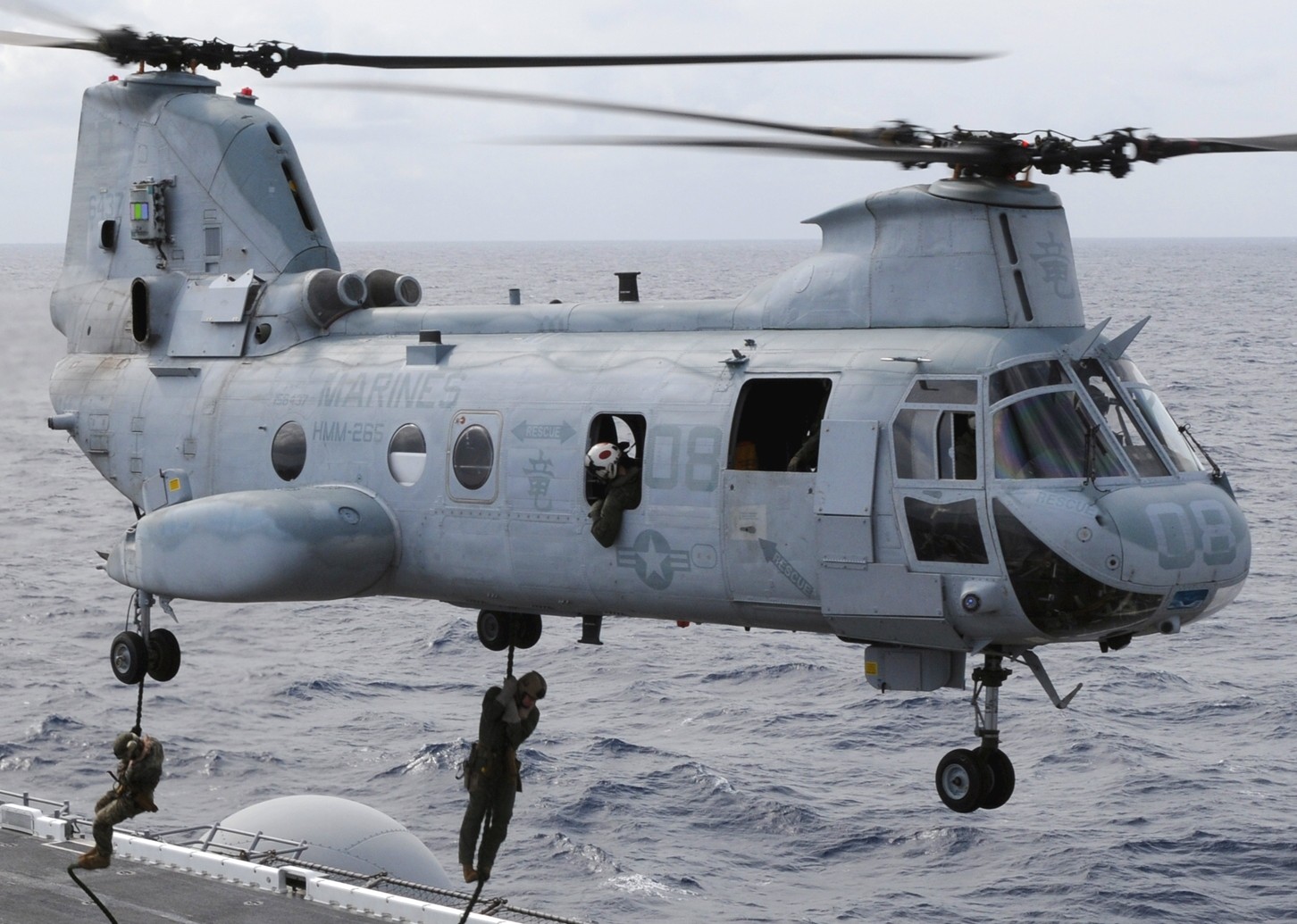 hmm-265 dragons ch-46e sea knight marine medium helicopter squadron usmc lhd-2 uss essex 29