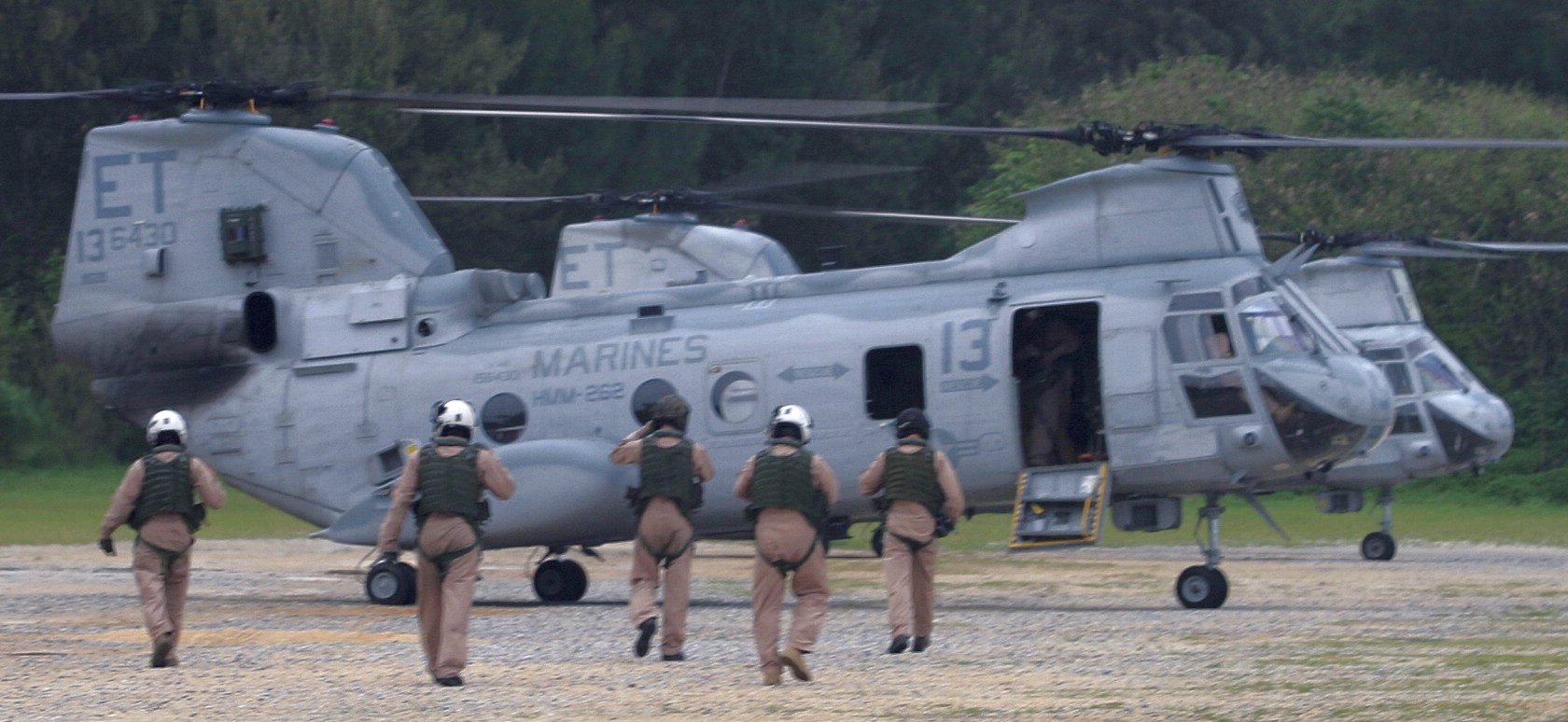 hmm-265 dragons ch-46e sea knight marine medium helicopter squadron usmc camp hansen okinawa japan 32