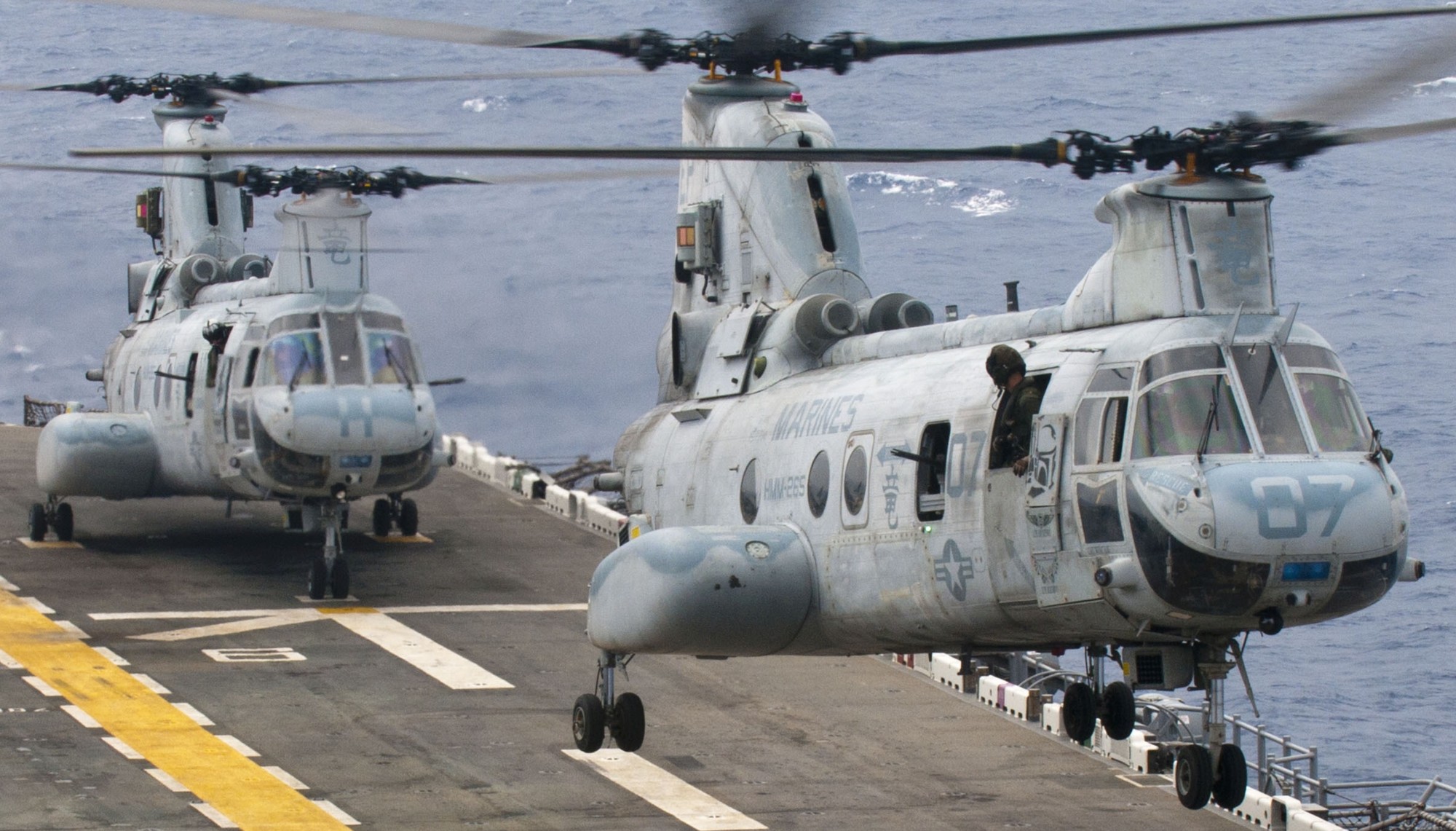 hmm-265 dragons ch-46e sea knight marine medium helicopter squadron usmc lhd-2 uss essex 46