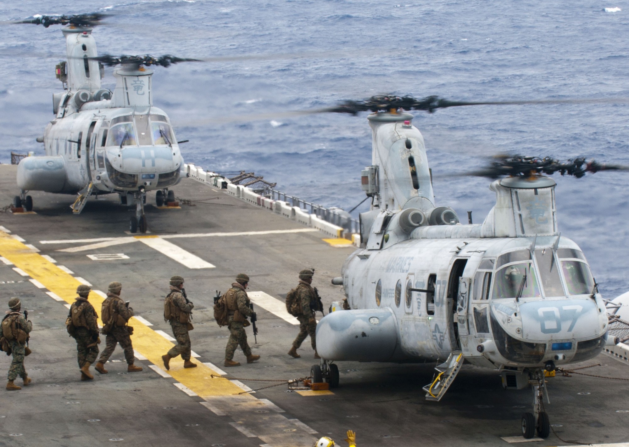 hmm-265 dragons ch-46e sea knight marine medium helicopter squadron usmc lhd-2 uss essex 47