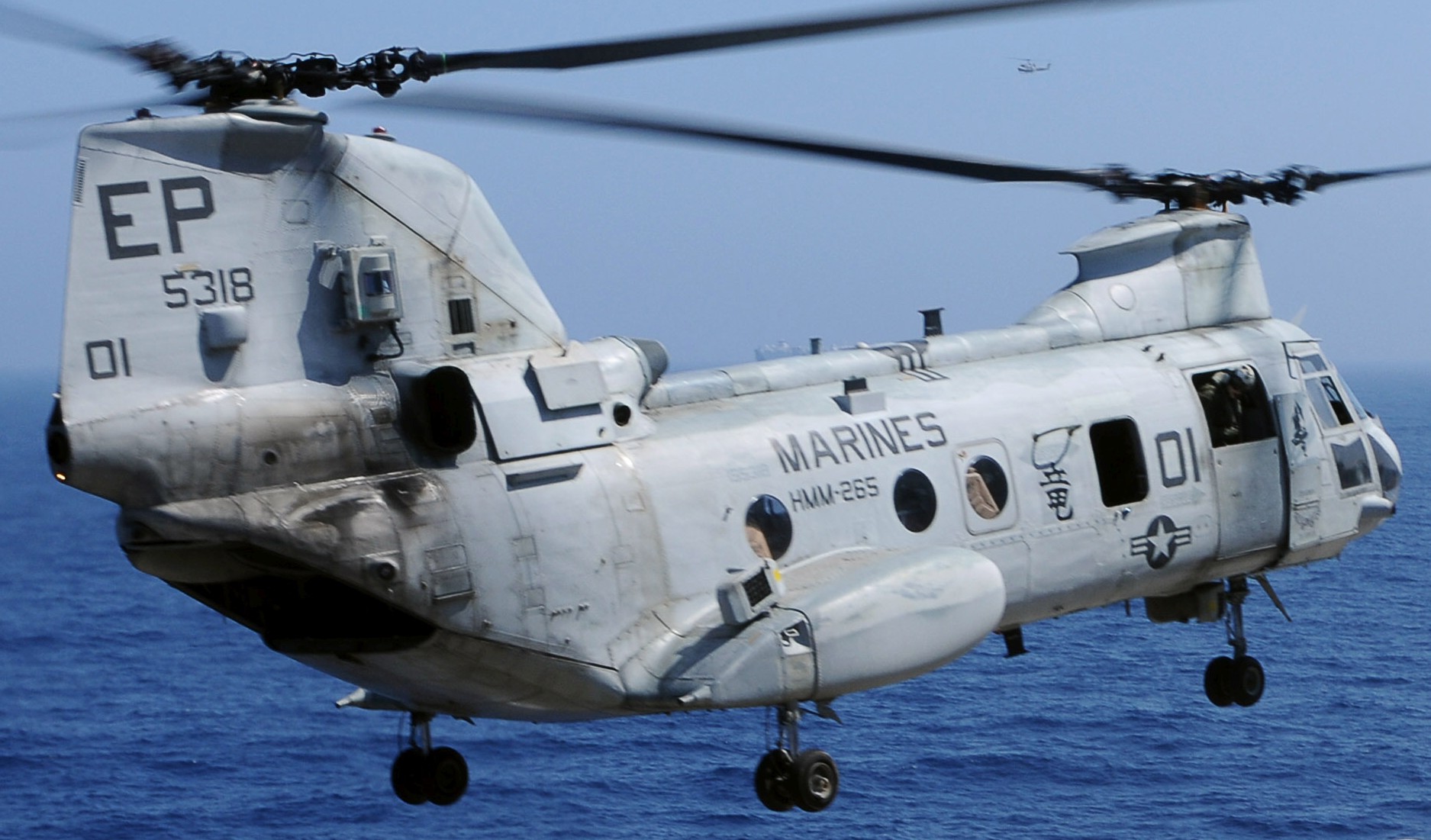 hmm-265 dragons ch-46e sea knight marine medium helicopter squadron usmc lhd-2 uss essex 49