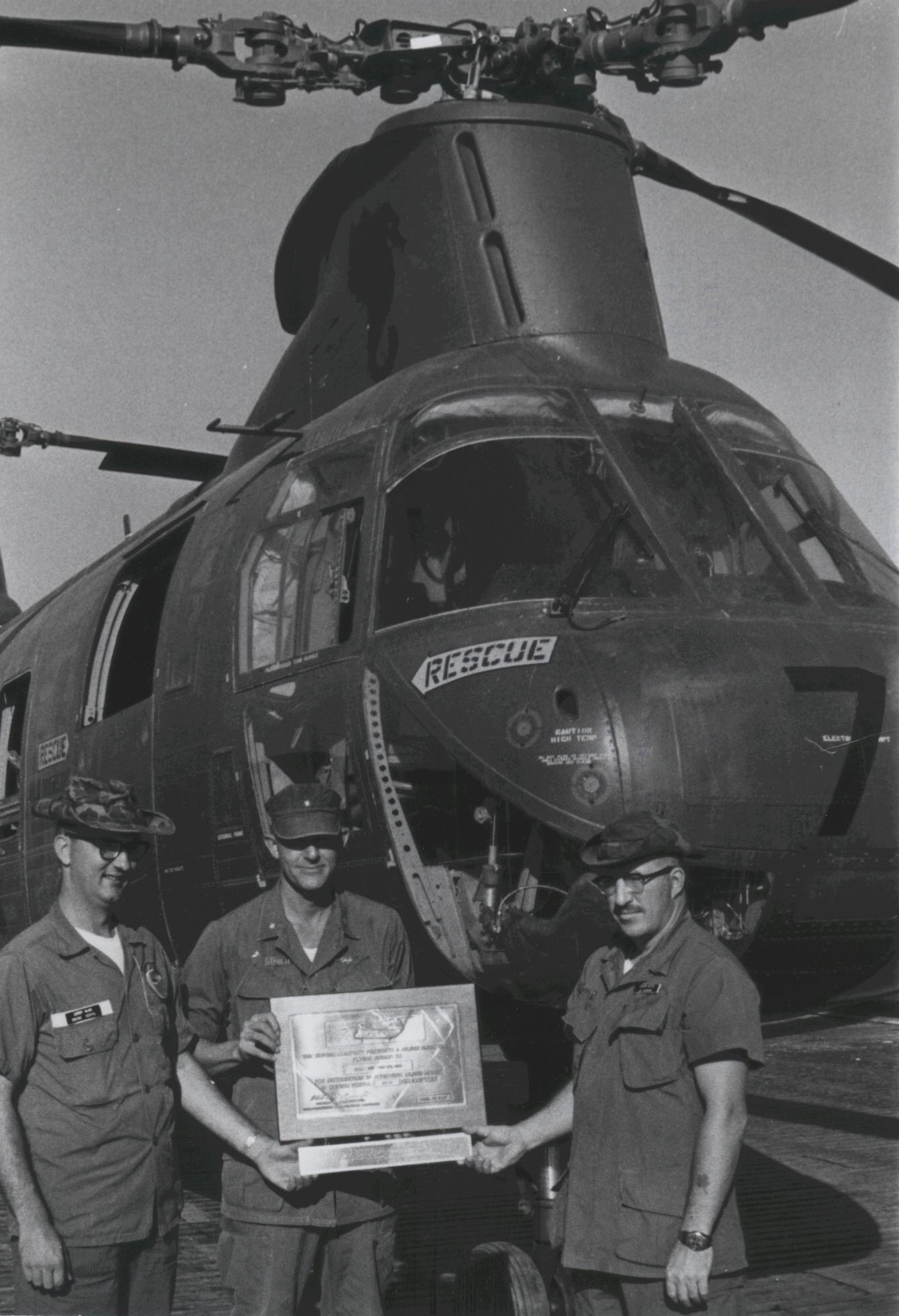 hmm-265 dragons ch-46a sea knight marine medium helicopter squadron usmc vietnam war 1969