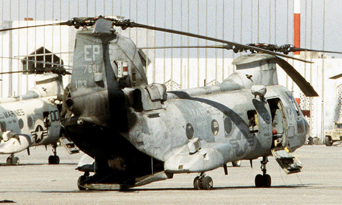 hmm-265 dragons ch-46e sea knight marine medium helicopter squadron usmc kuwait airport 67