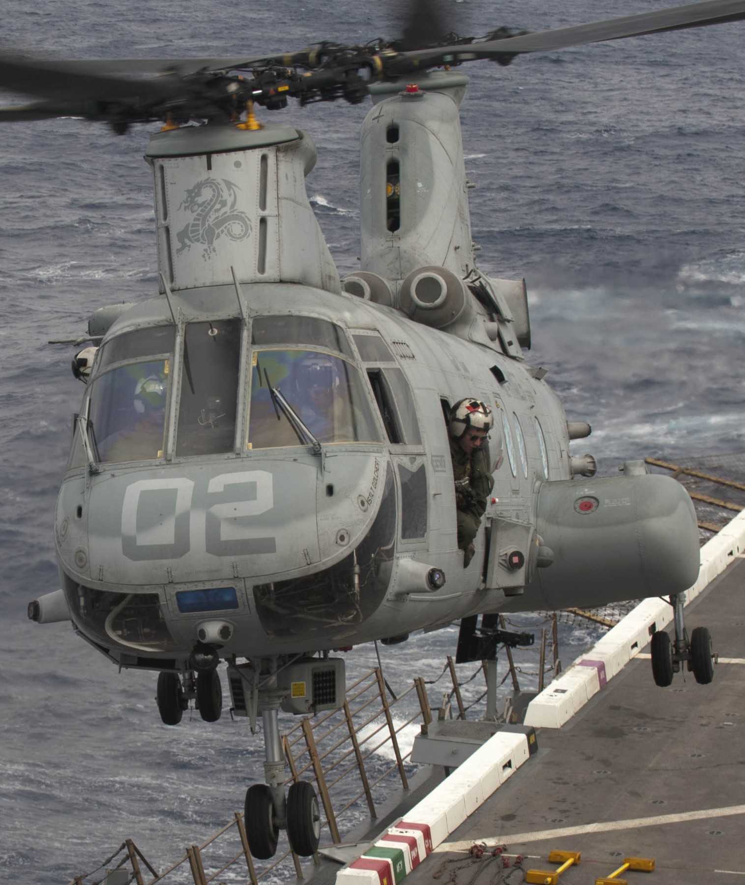 hmm-268 red dragons ch-46e sea knight marine medium helicopter squadron usmc 41