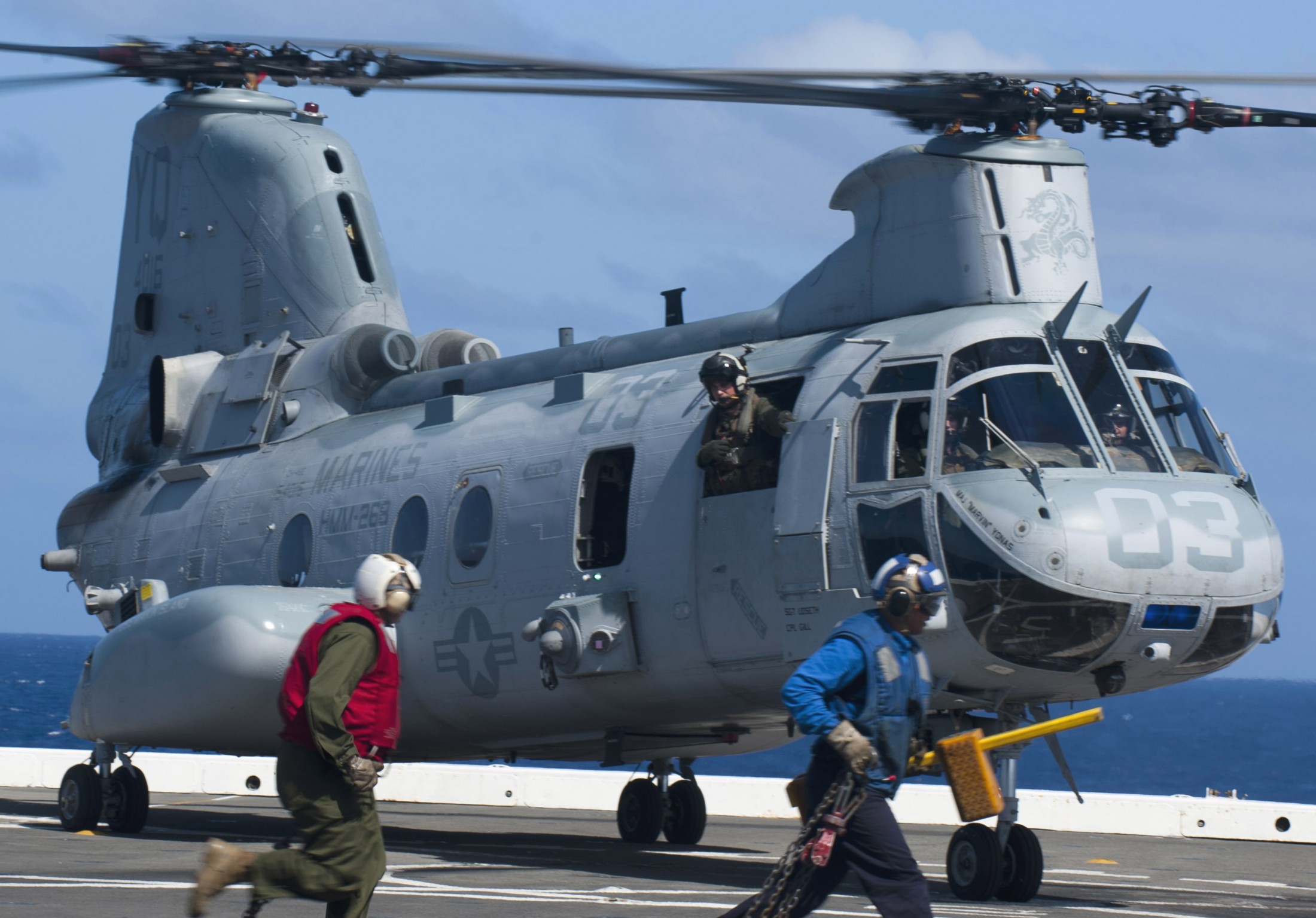 hmm-268 red dragons ch-46e sea knight marine medium helicopter squadron lpd-18 uss new orleans 53