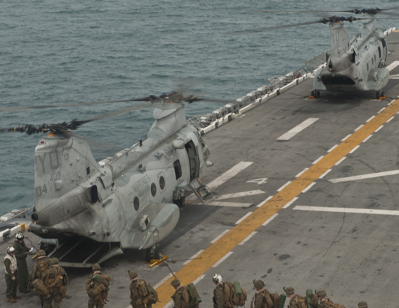 hmm-268 red dragons ch-46e sea knight marine medium helicopter squadron lhd-8 uss makin island 55