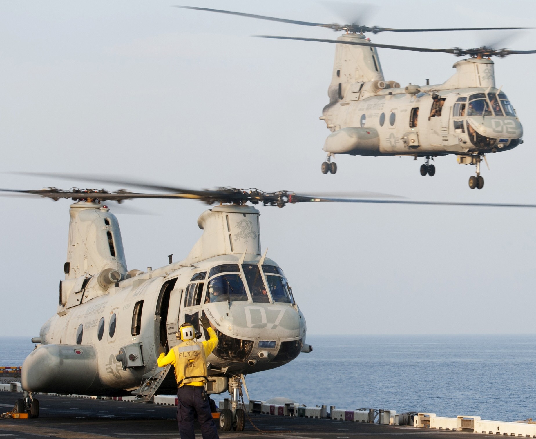 hmm-268 red dragons ch-46e sea knight marine medium helicopter squadron lhd-8 uss makin island 80