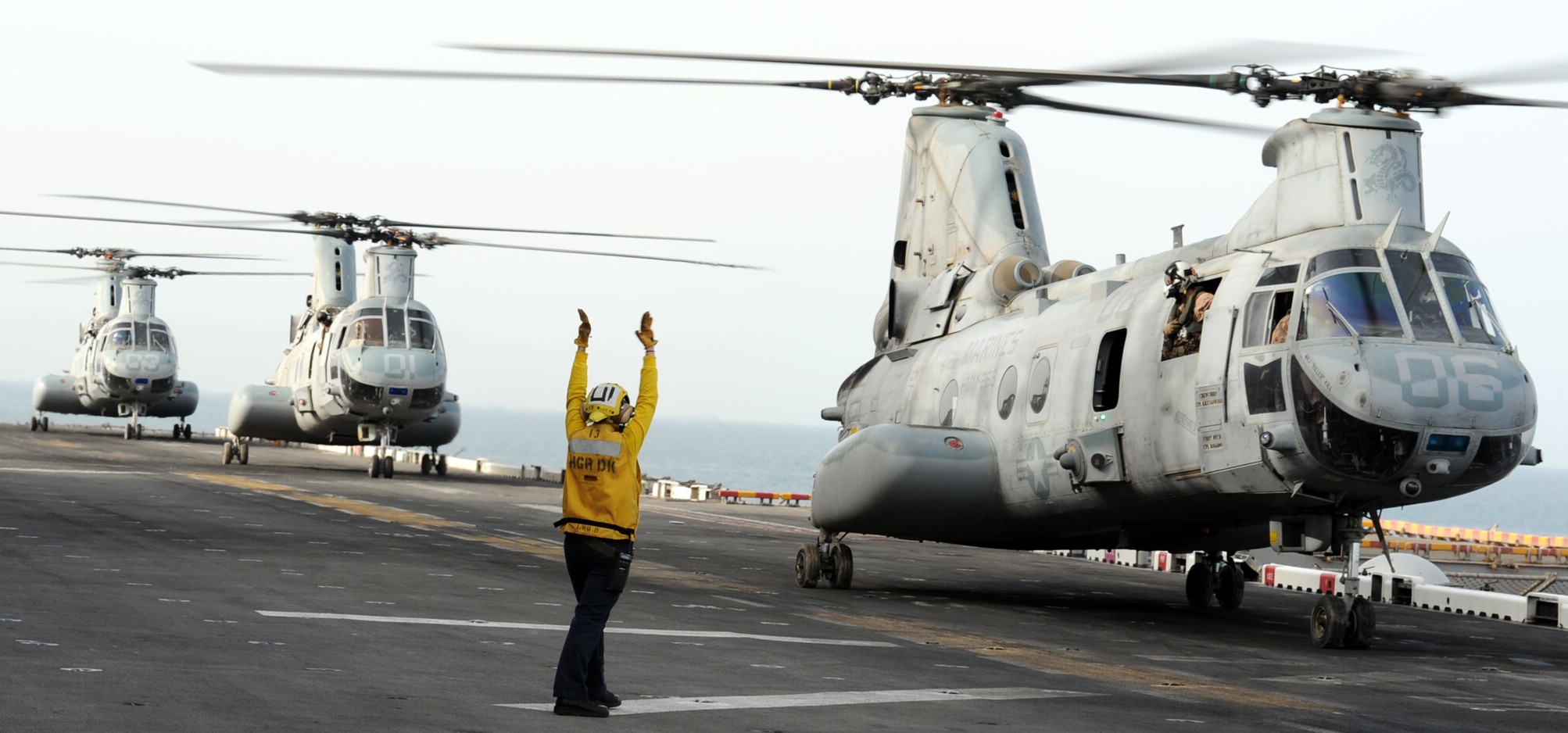 hmm-268 red dragons ch-46e sea knight marine medium helicopter squadron lhd-8 uss makin island 82