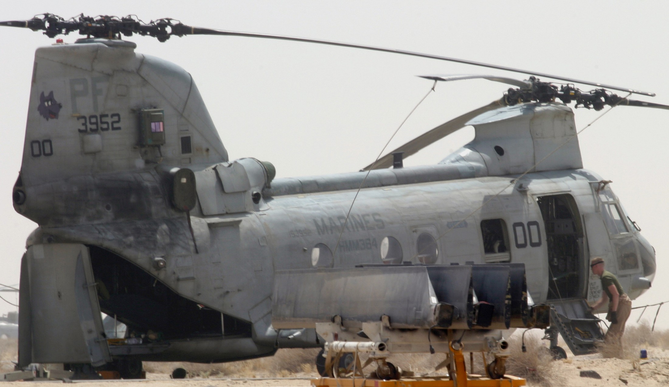 hmm-364 purple foxes ch-46e sea knight marine medium helicopter squadron usmc ali al saleem airbase iraq 07