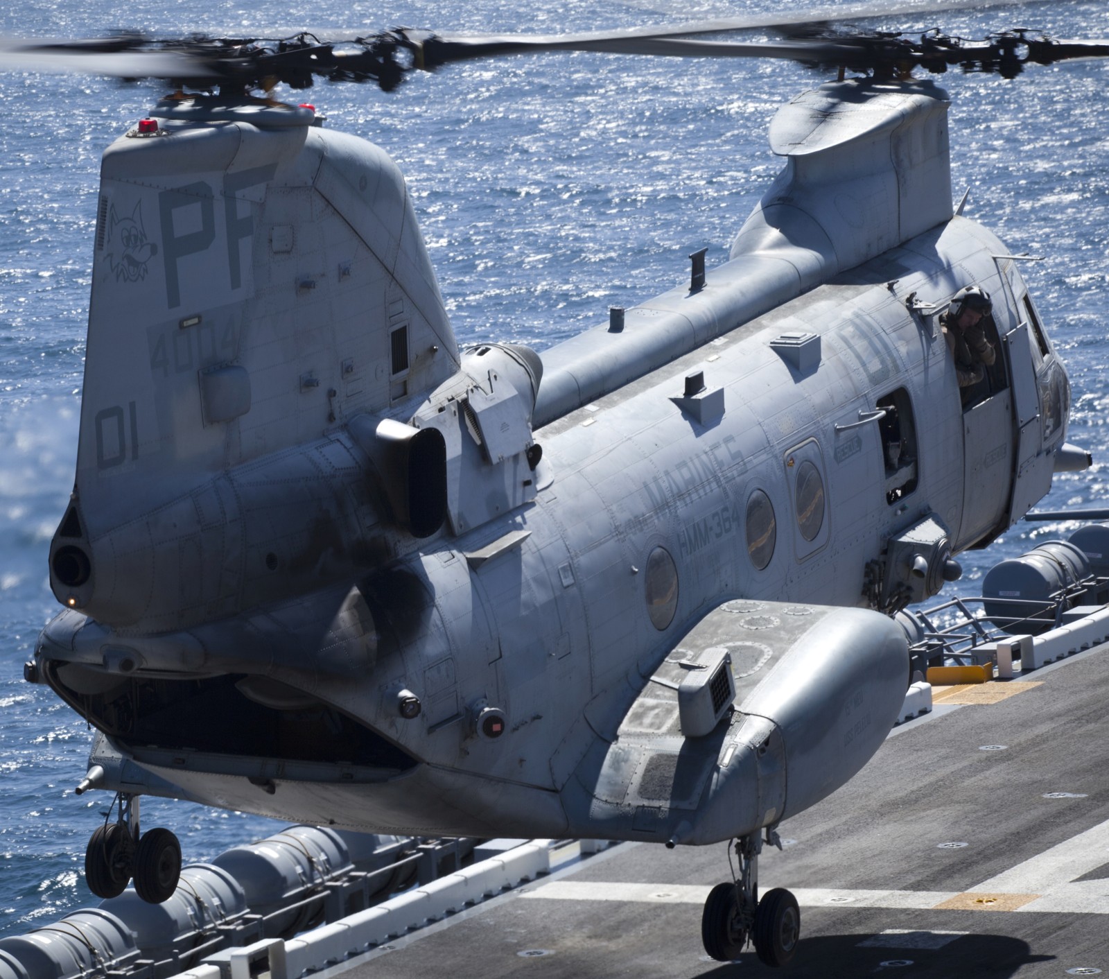 hmm-364 purple foxes ch-46e sea knight marine medium helicopter squadron lha-5 uss peleliu 21