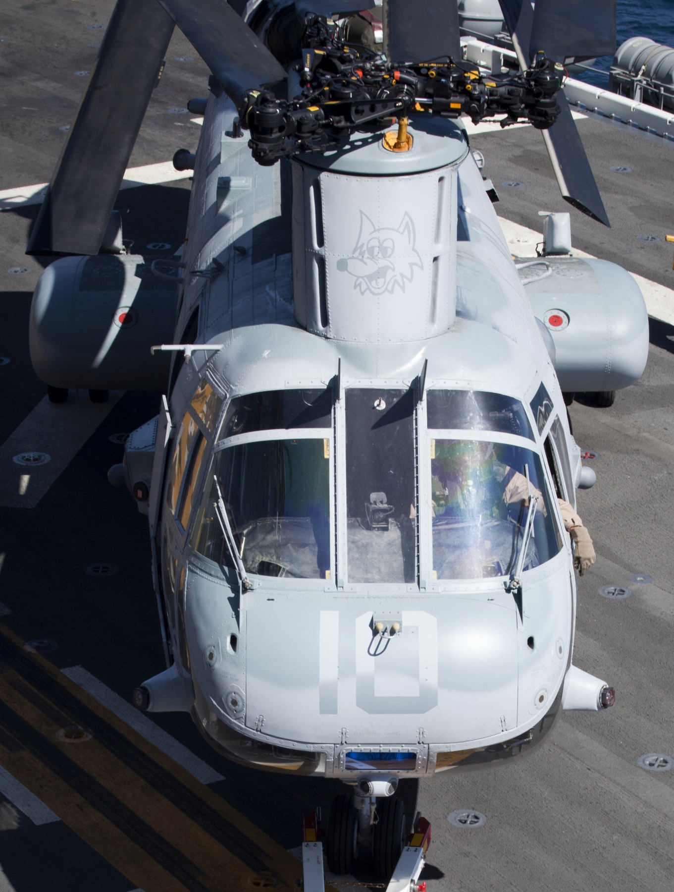 hmm-364 purple foxes ch-46e sea knight marine medium helicopter squadron lha-5 uss peleliu 24