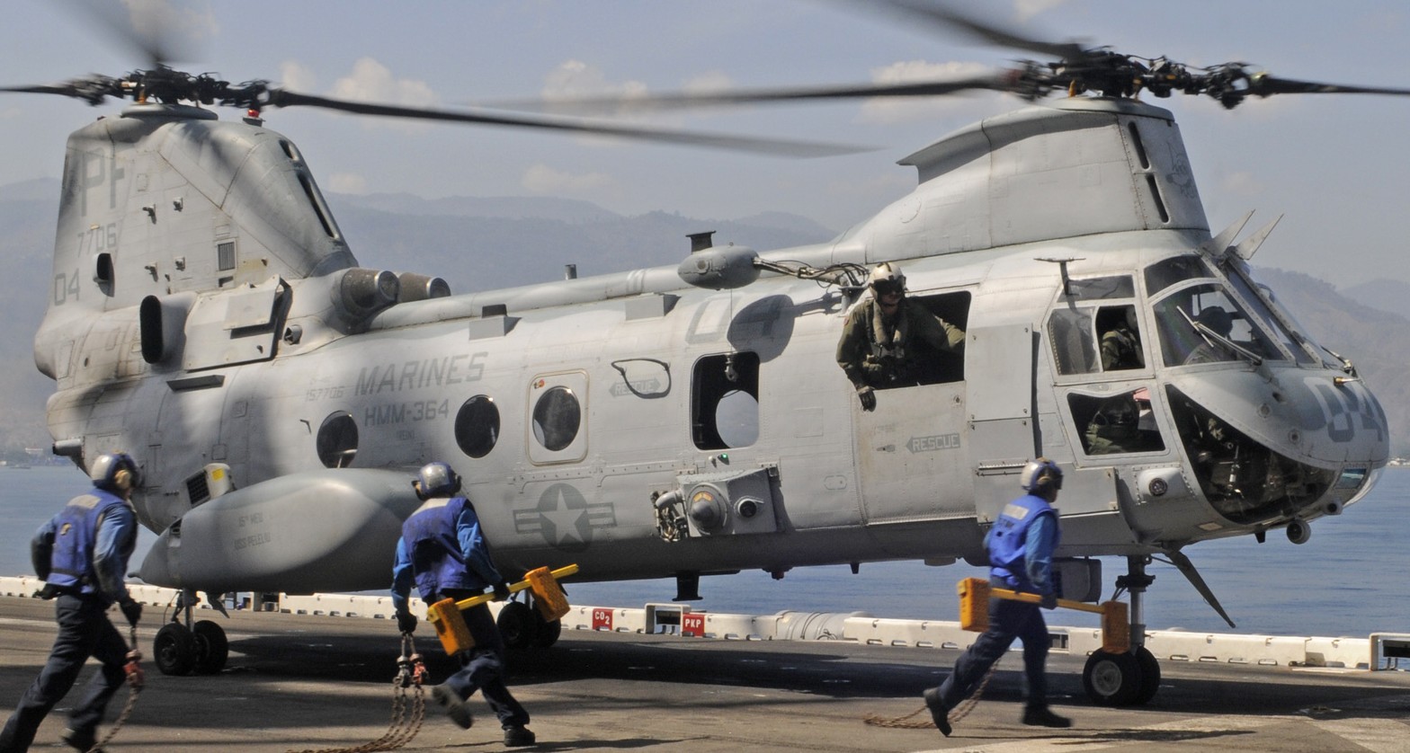 hmm-364 purple foxes ch-46e sea knight marine medium helicopter squadron lha-5 uss peleliu 34