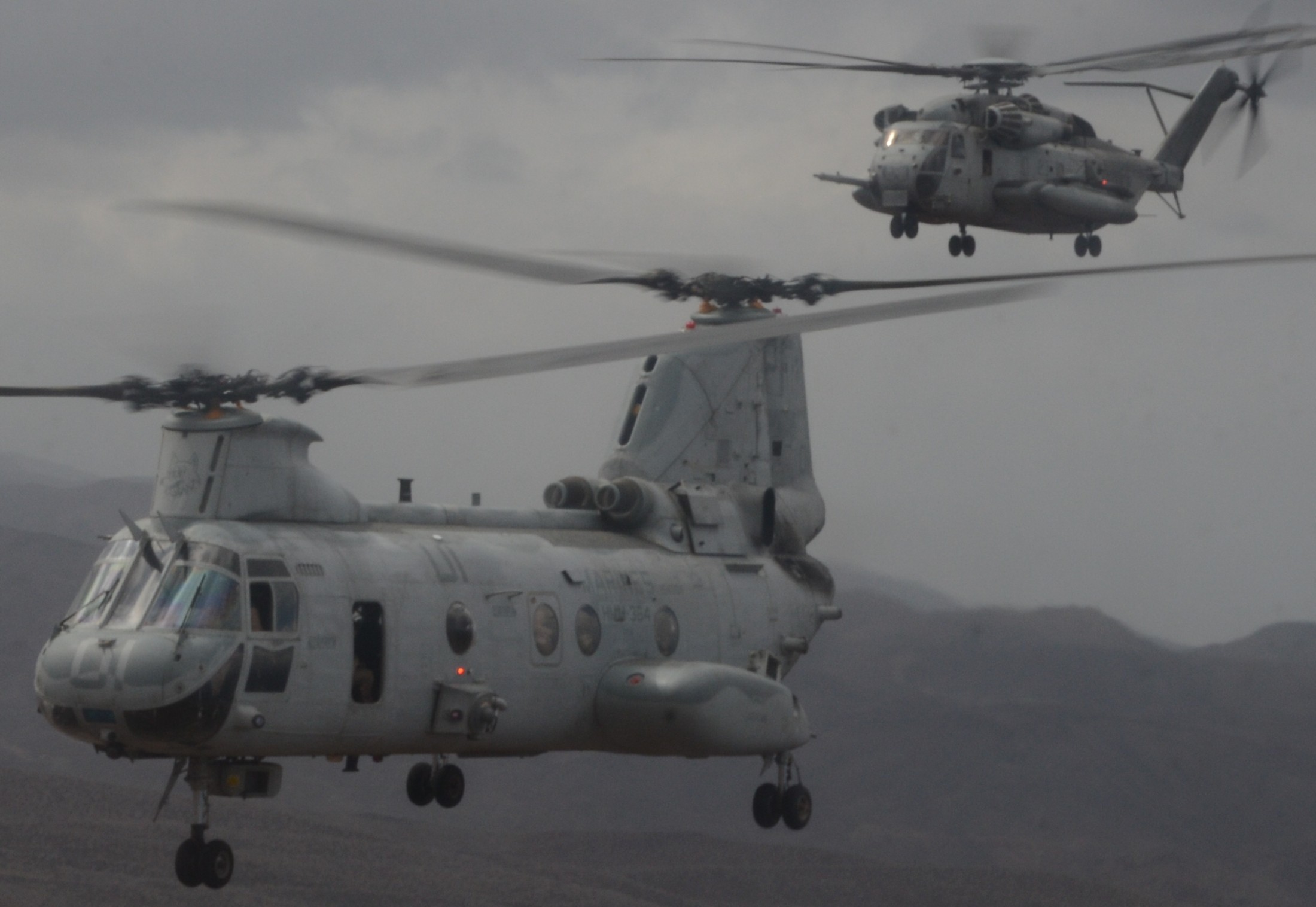 hmm-364 purple foxes ch-46e sea knight marine medium helicopter squadron lha-5 uss peleliu djibouti 38