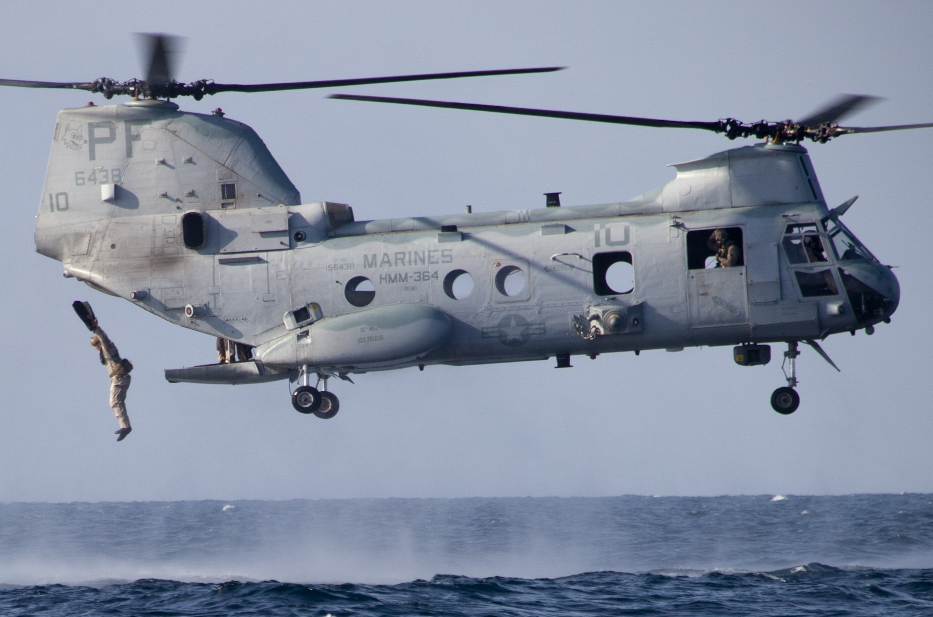 hmm-364 purple foxes ch-46e sea knight marine medium helicopter squadron lha-5 uss peleliu 43