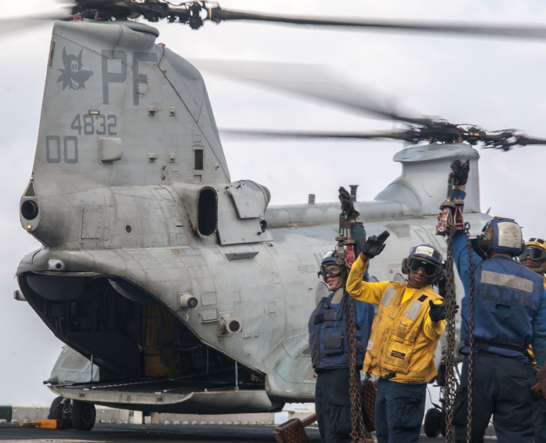 hmm-364 purple foxes ch-46e sea knight marine medium helicopter squadron lha-5 uss peleliu 52