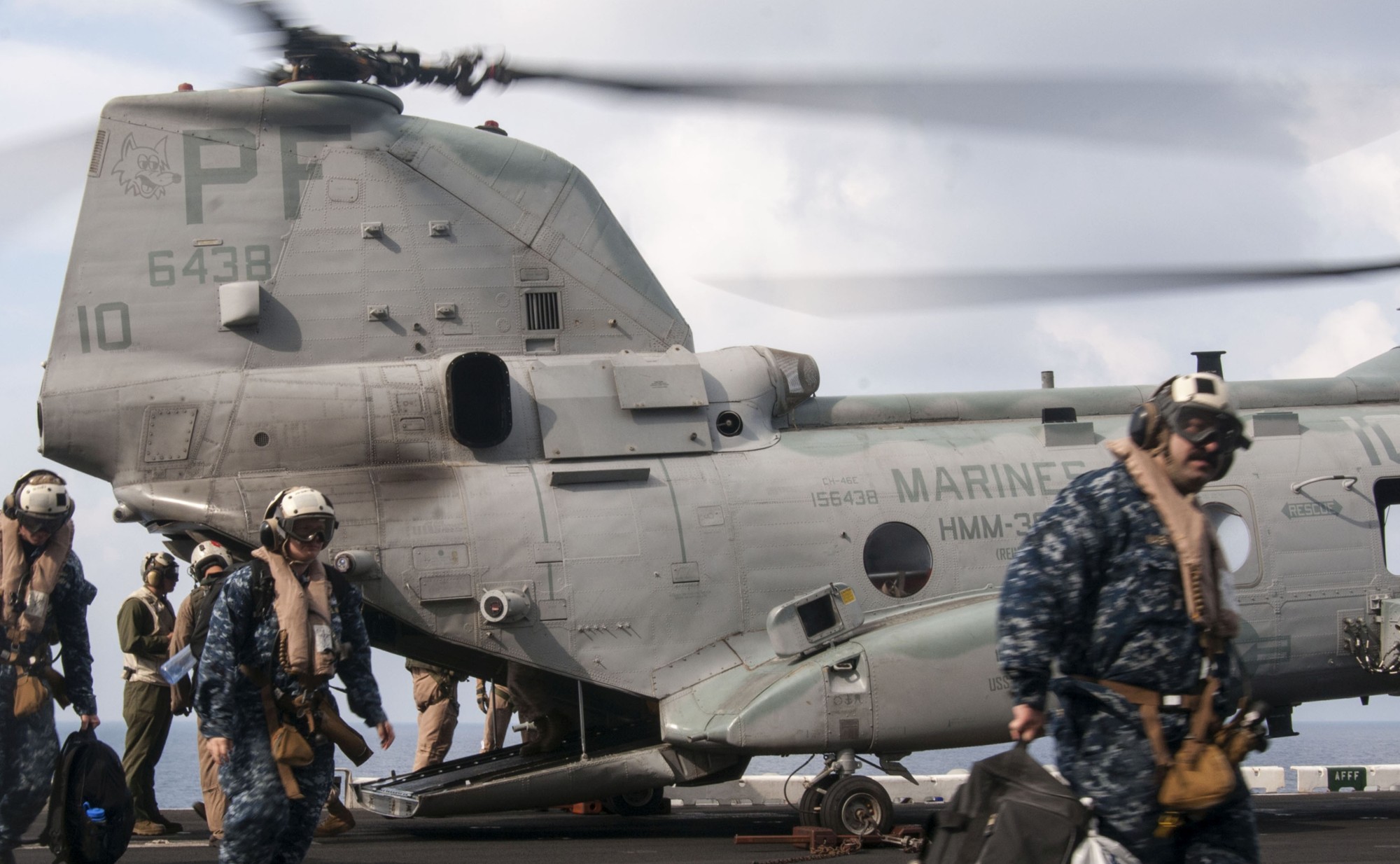 hmm-364 purple foxes ch-46e sea knight marine medium helicopter squadron lha-5 uss peleliu 53