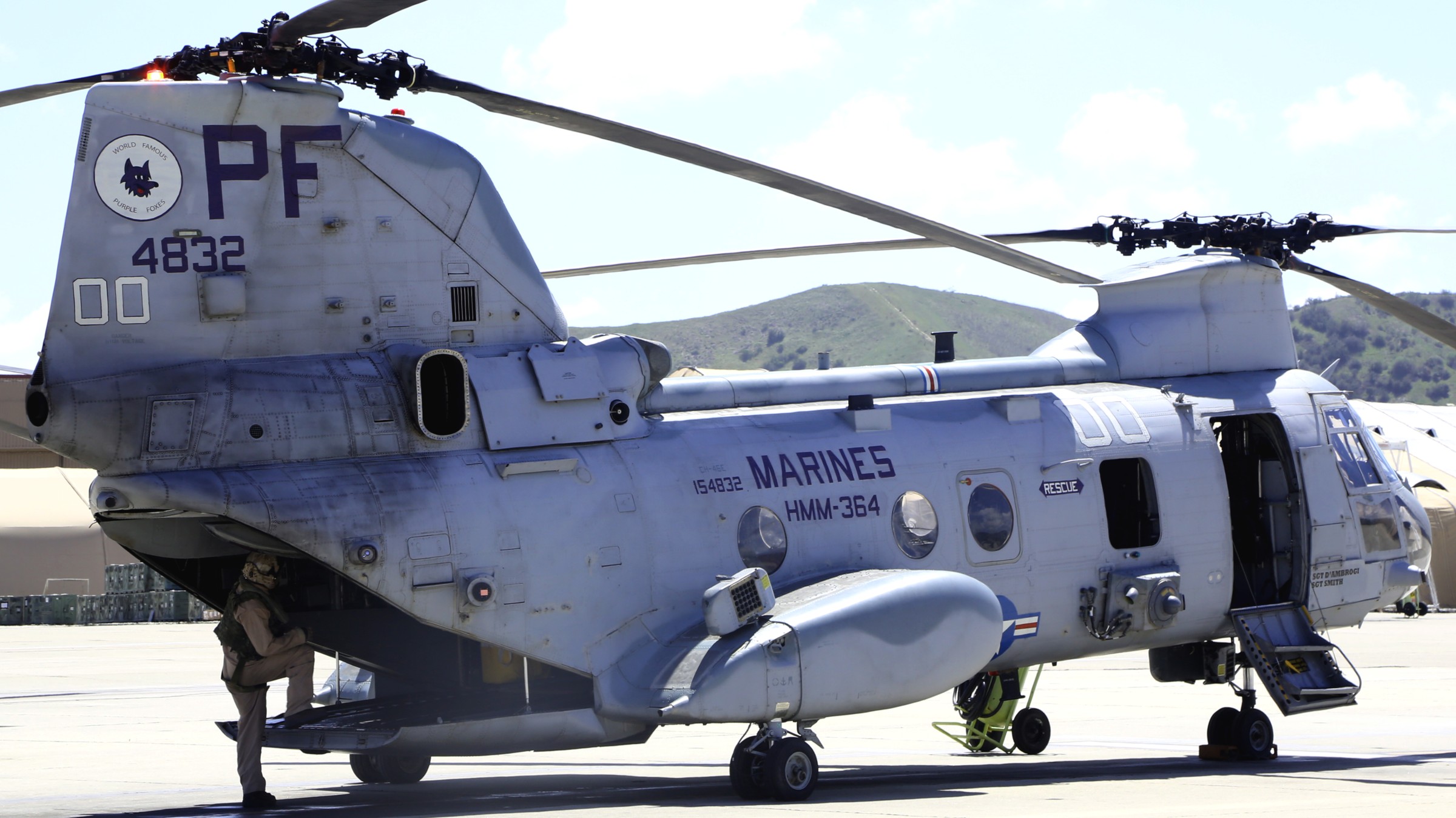 hmm-364 purple foxes ch-46e sea knight marine medium helicopter squadron fly the barn camp pendleton 60