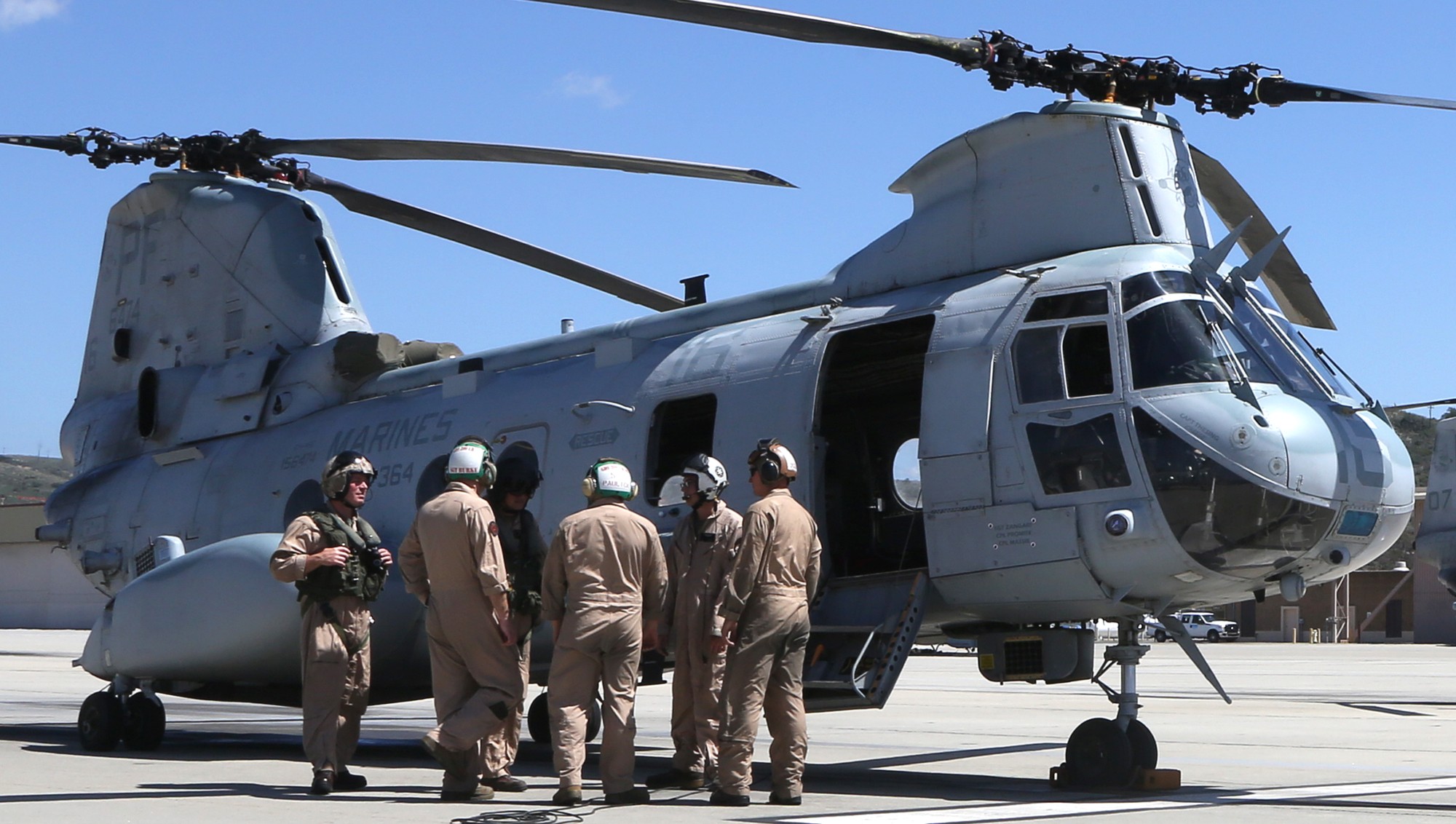 hmm-364 purple foxes ch-46e sea knight marine medium helicopter squadron fly the barn camp pendleton 71