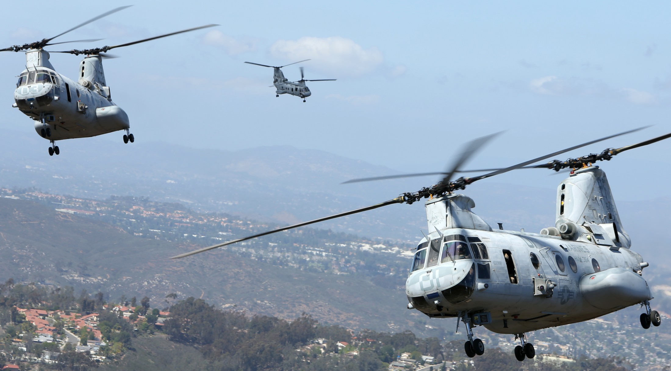 hmm-364 purple foxes ch-46e sea knight marine medium helicopter squadron fly the barn california 76