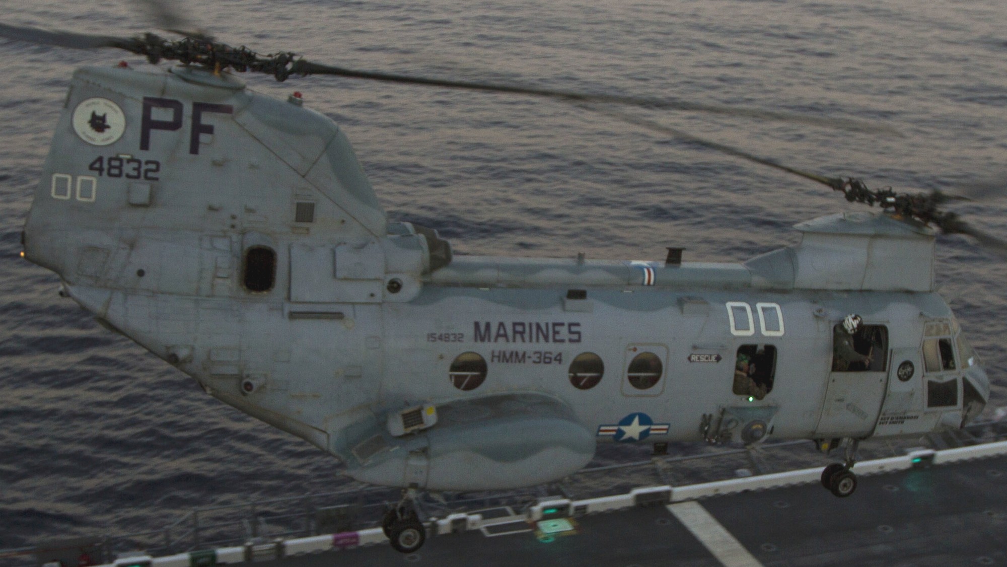 hmm-364 purple foxes ch-46e sea knight marine medium helicopter squadron lhd-6 uss bonhomme richard 102