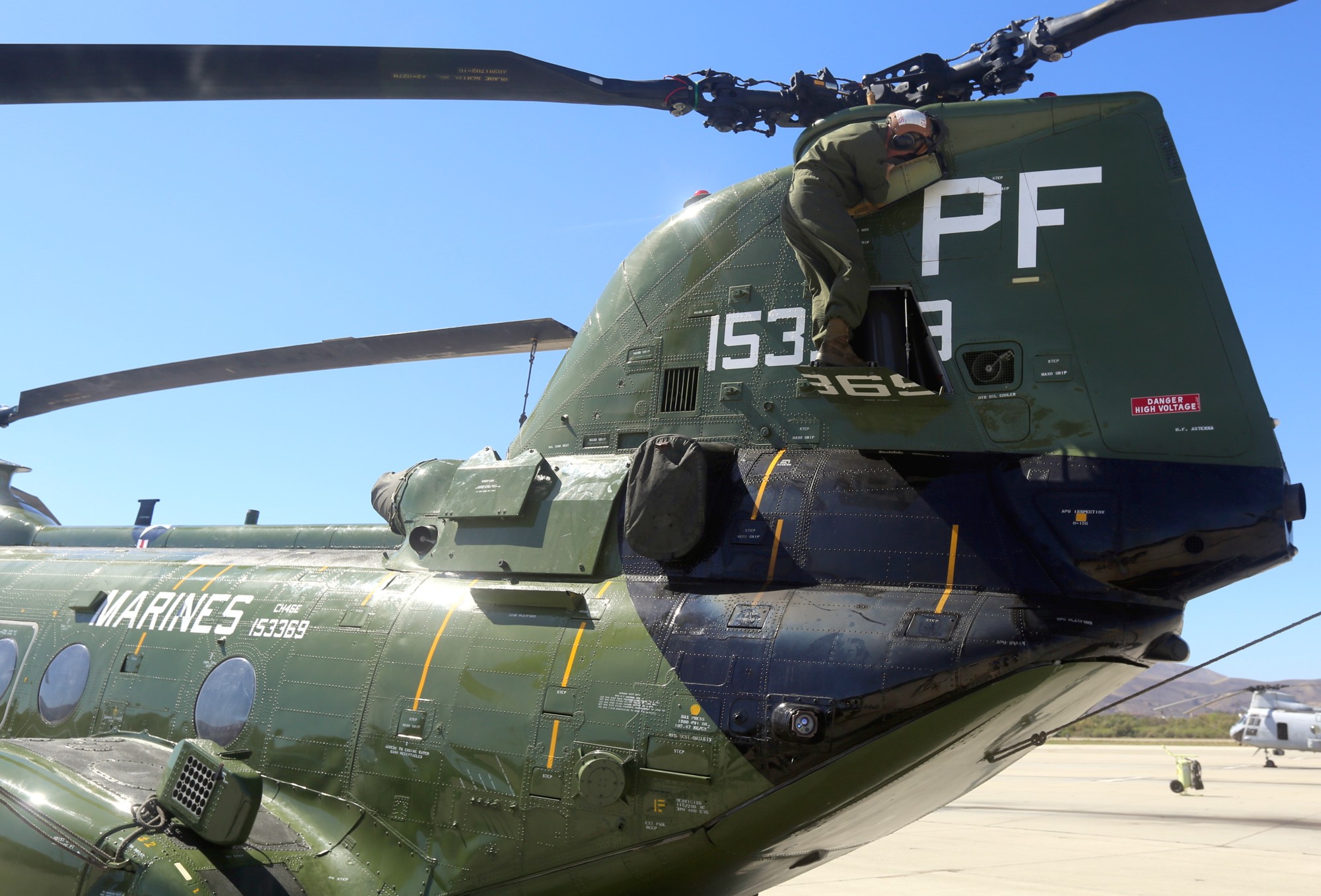 hmm-364 purple foxes ch-46e sea knight marine medium helicopter squadron camp pendleton california 104