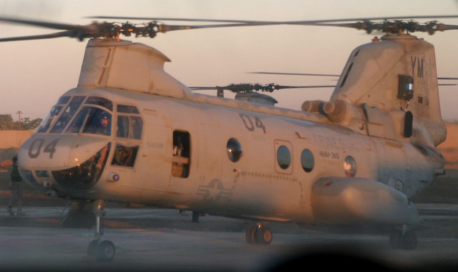 hmm-365 blue knights ch-46e sea knight marine medium helicopter squadron usmc 12