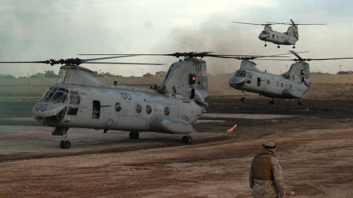 hmm-365 blue knights ch-46e sea knight marine medium helicopter squadron usmc iraq 13