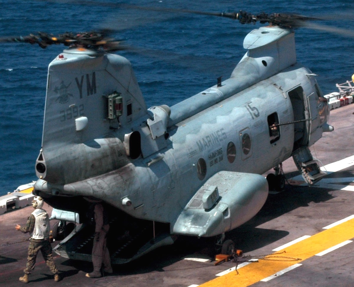 hmm-365 blue knights ch-46e sea knight marine medium helicopter squadron usmc 22