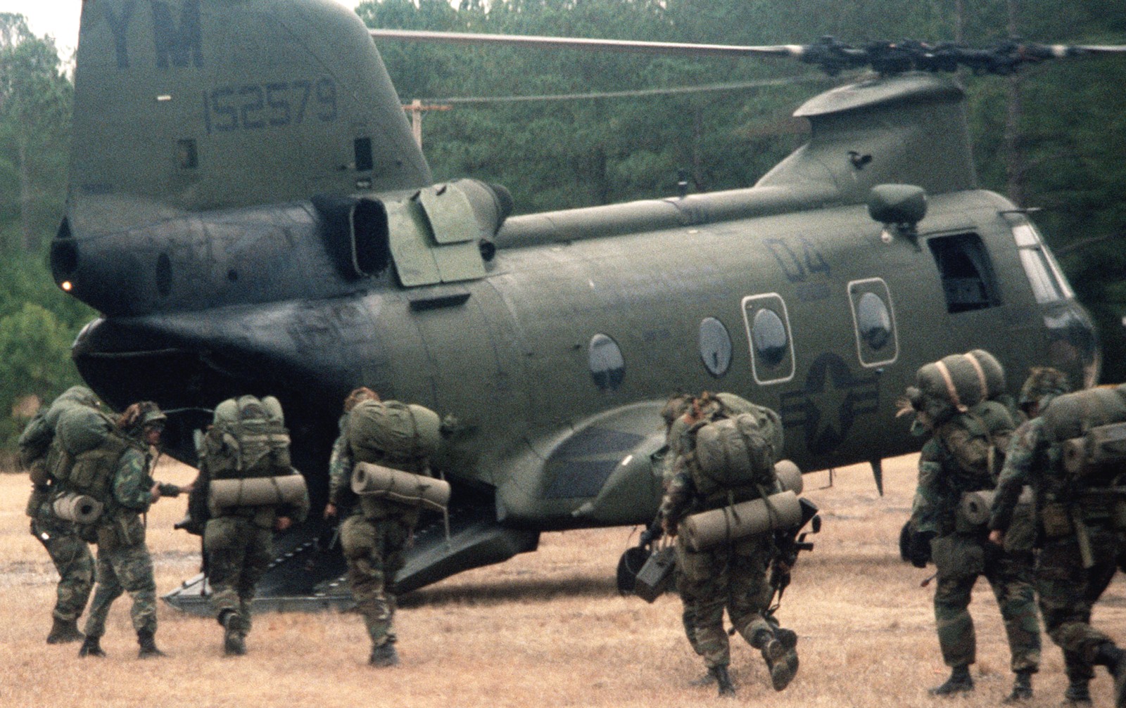 hmm-365 blue knights ch-46e sea knight marine medium helicopter squadron usmc camp lejeune north carolina 33