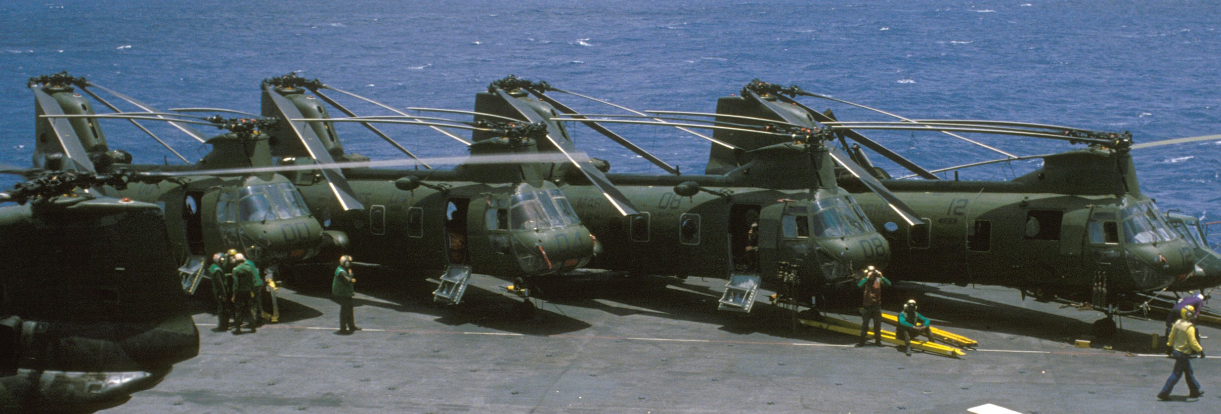 hmm-365 blue knights ch-46e sea knight marine medium helicopter squadron usmc ocean venture 1984 lph-2 uss iwo jima 39