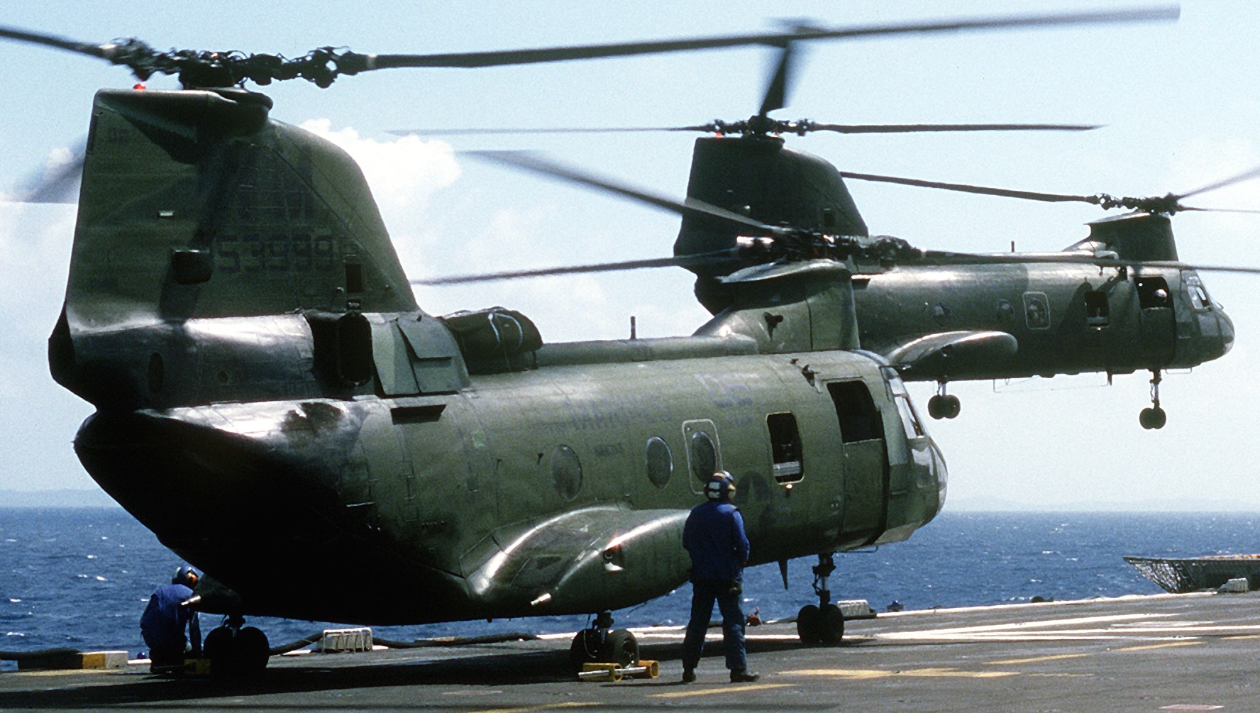 hmm-365 blue knights ch-46e sea knight marine medium helicopter squadron usmc lph-2 uss iwo jima 44