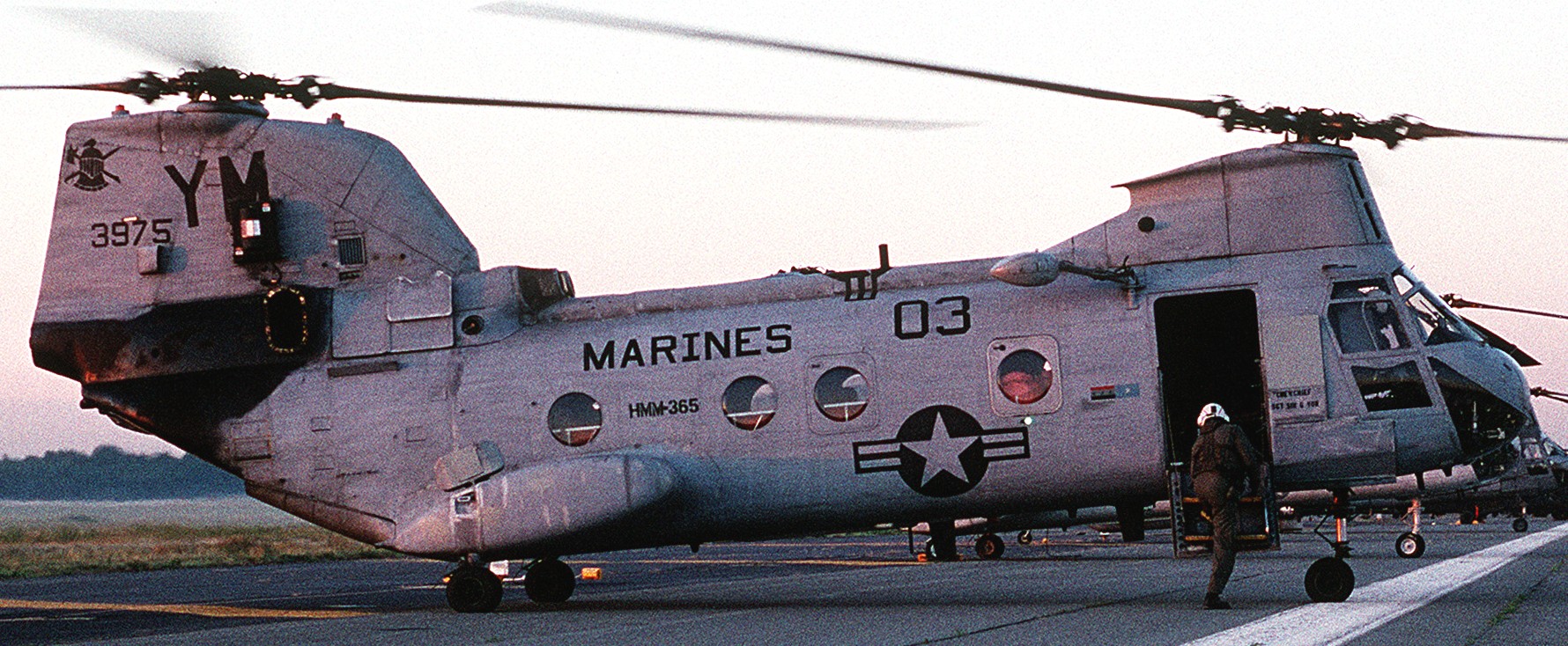 hmm-365 blue knights ch-46e sea knight marine medium helicopter squadron usmc desert storm 1991