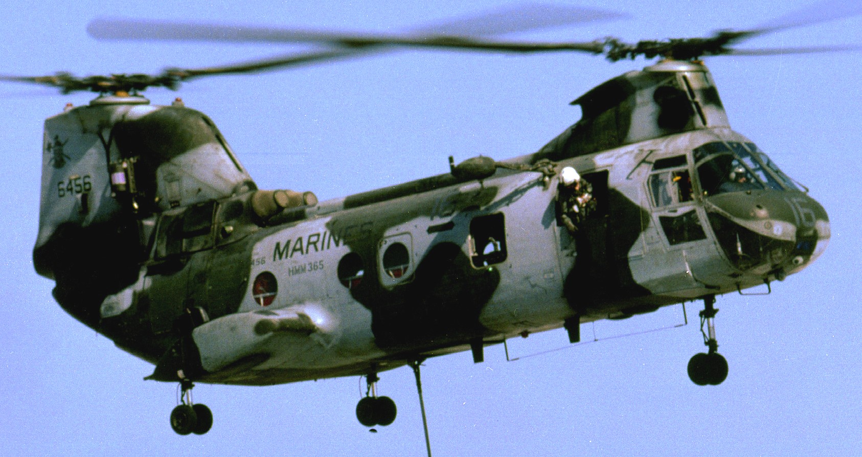 hmm-365 blue knights ch-46e sea knight marine medium helicopter squadron usmc 51