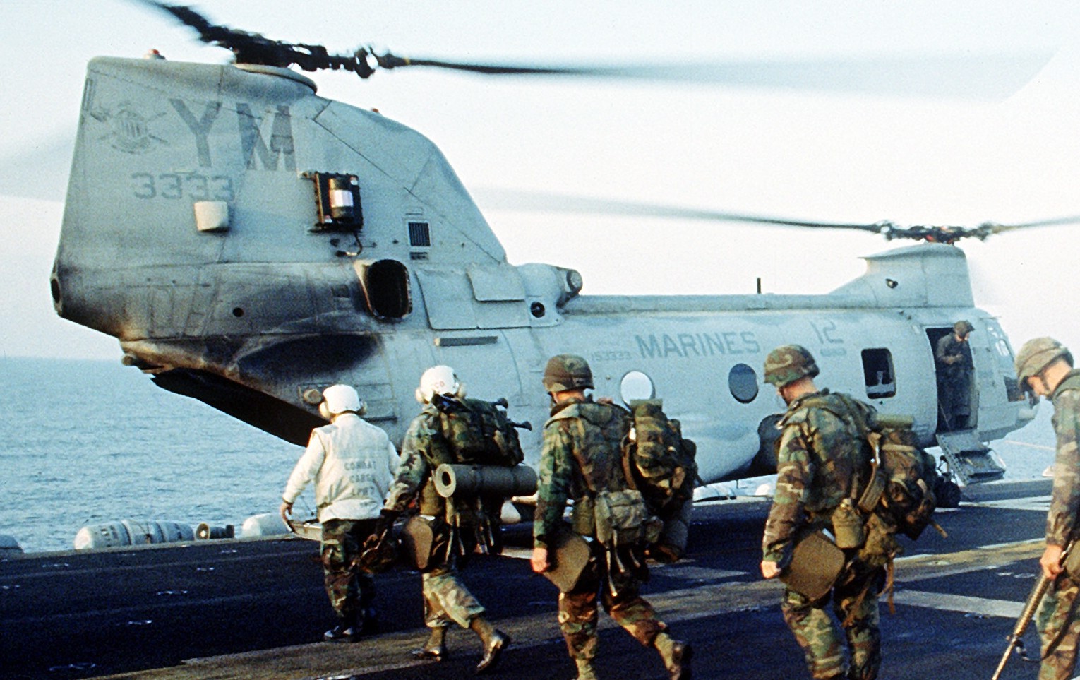 hmm-365 blue knights ch-46e sea knight marine medium helicopter squadron usmc ocean venture 1993