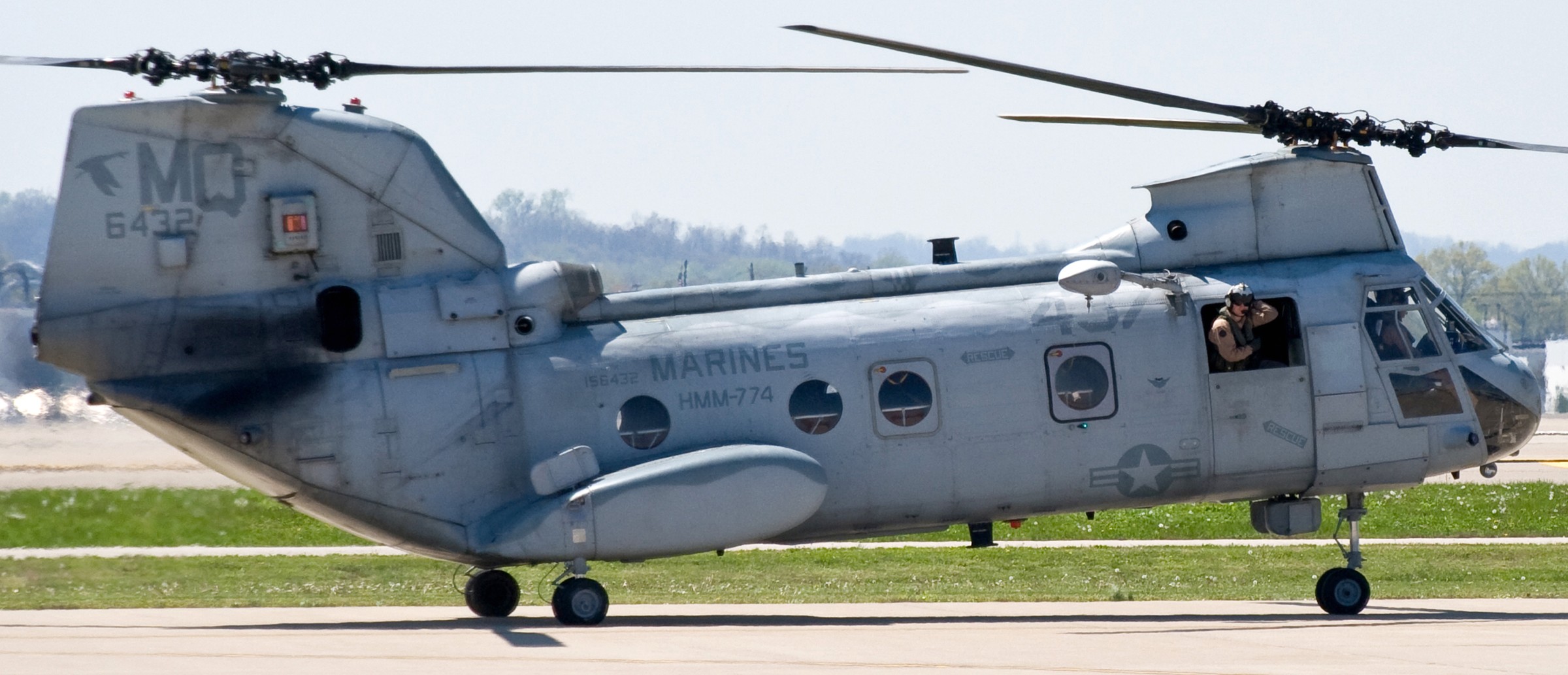 hmm-774 moonlight ch-46e sea knight marine medium helicopter squadron usmc louisville kentucky 05