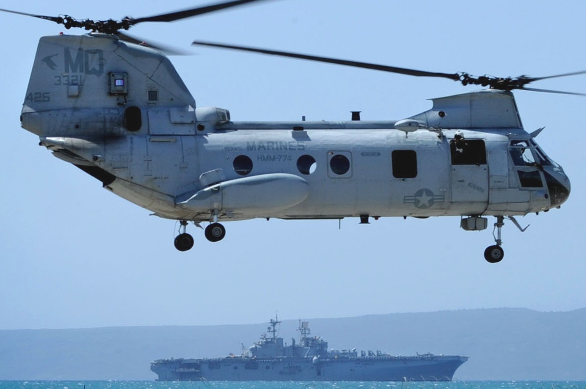 hmm-774 moonlight ch-46e sea knight marine medium helicopter squadron usmc lhd-7 uss iwo jima 06