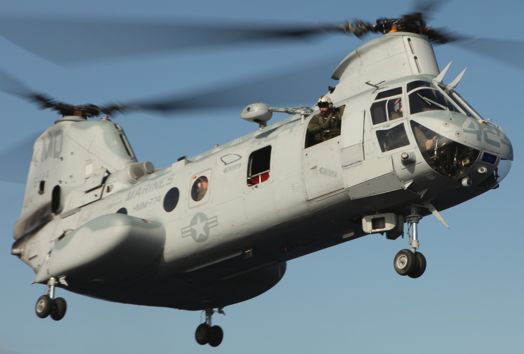 hmm-774 moonlight ch-46e sea knight marine medium helicopter squadron usmc uss wasp lhd-1 25