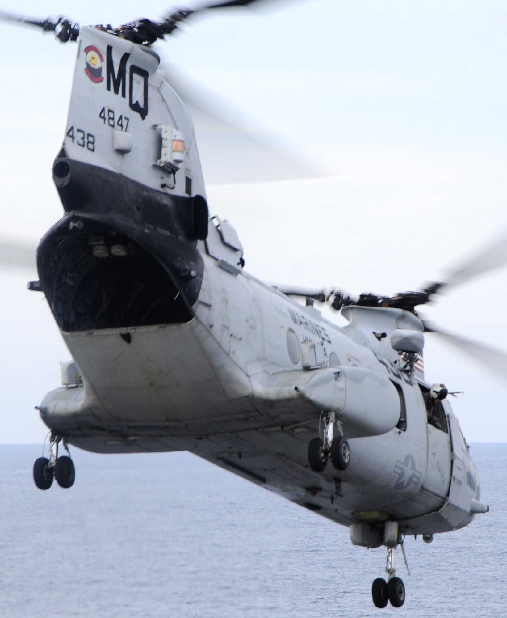 hmm-774 moonlight ch-46e sea knight marine medium helicopter squadron usmc lhd-3 uss kearsarge 28