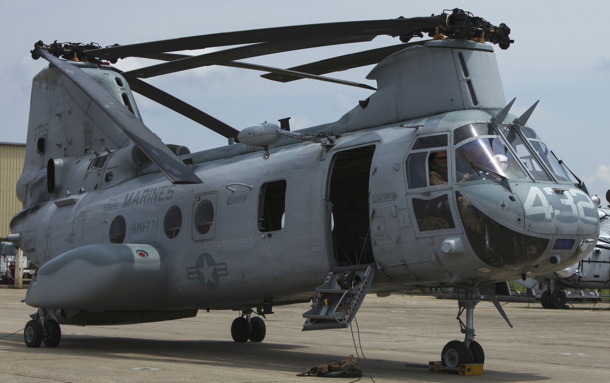 hmm-774 moonlight ch-46e sea knight marine medium helicopter squadron usmc 64