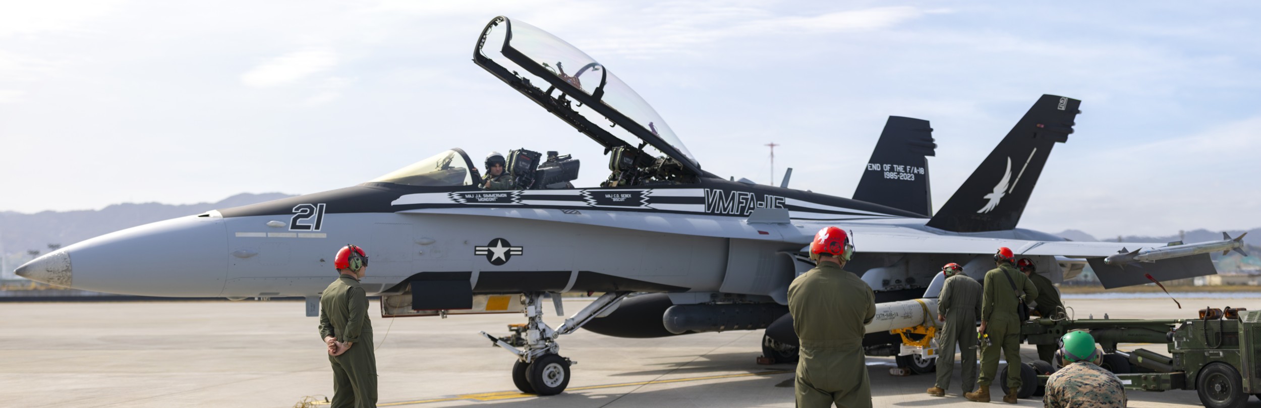 vmfa-115 silver eagles marine fighter attack squadron f/a-18d hornet 252