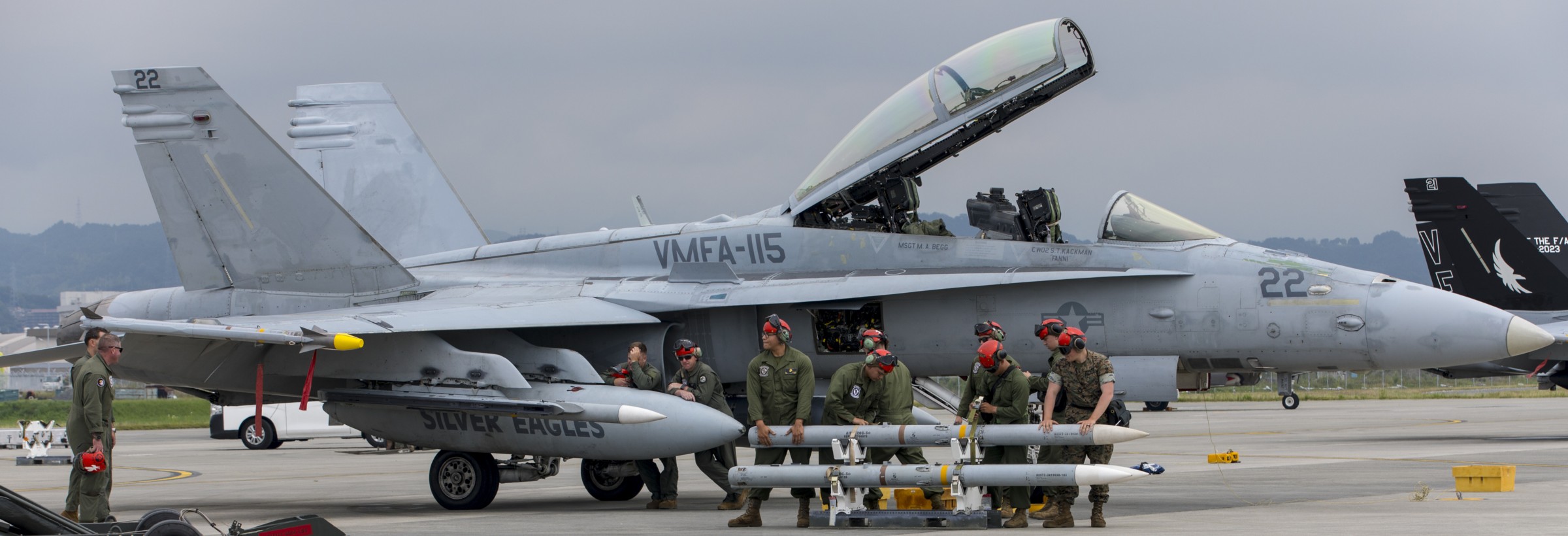 vmfa-115 silver eagles marine fighter attack squadron f/a-18d hornet aim-120 amraam missile 272