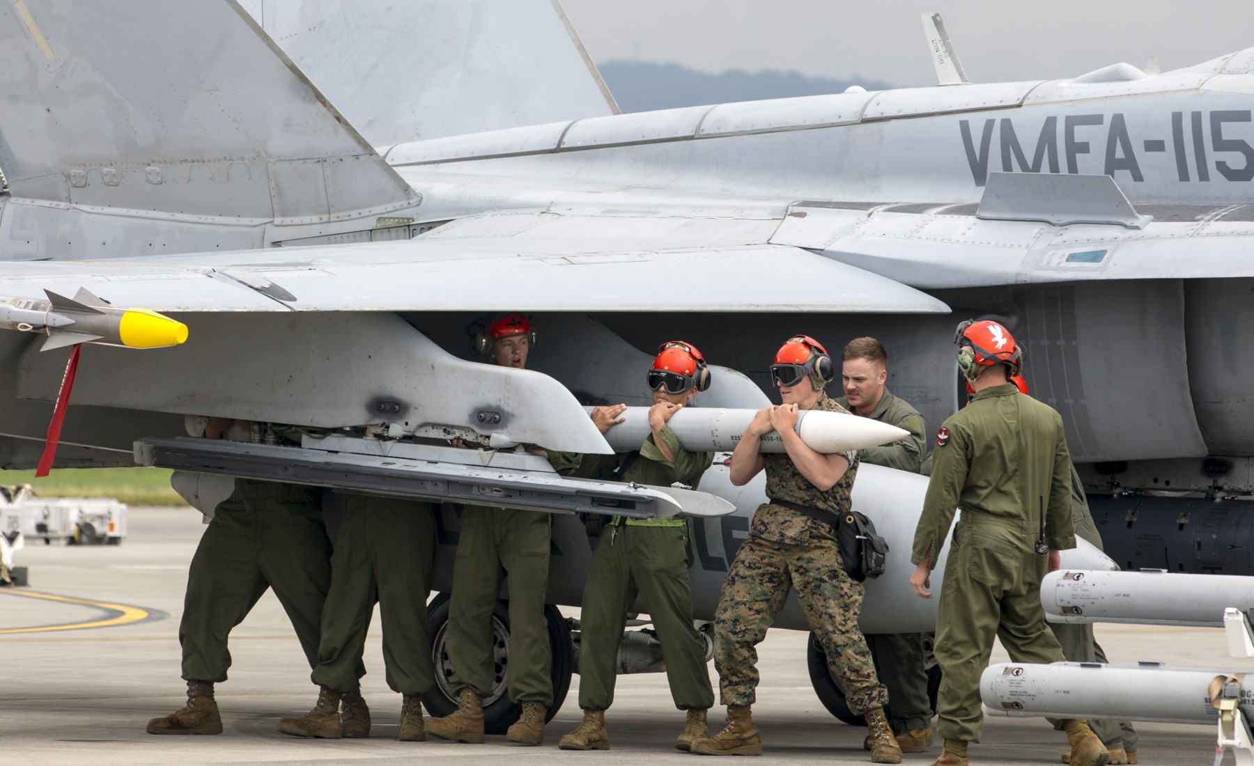 vmfa-115 silver eagles marine fighter attack squadron f/a-18d hornet aim-120 amraam missile load iwakuni 273