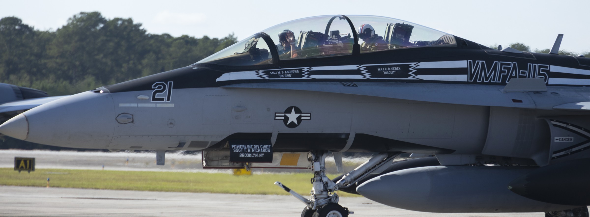 vmfa-115 silver eagles marine fighter attack squadron f/a-18d hornet special livery 302